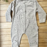 Minik Çiçek Desenli Bej Bebek Tulum  Rapor Baskılı Fitilli Çıtçıtlı %100Pamuk 1-3-6Ay