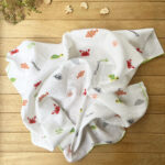 75x85cm Kenarı Oyalı Denizaltı Desenli Tek Katlı %100 Pamuk Müslin Battaniye