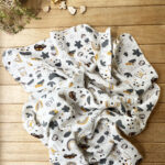 85x75cm Kenarı Oyalı Tilki ve Gökkuşağı Desenli Tek Katlı %100 Pamuk Müslin Battaniye