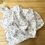 85x75cm Kenarı Oyalı Tavşan Desenli Tek Katlı %100 Pamuk Müslin Battaniye