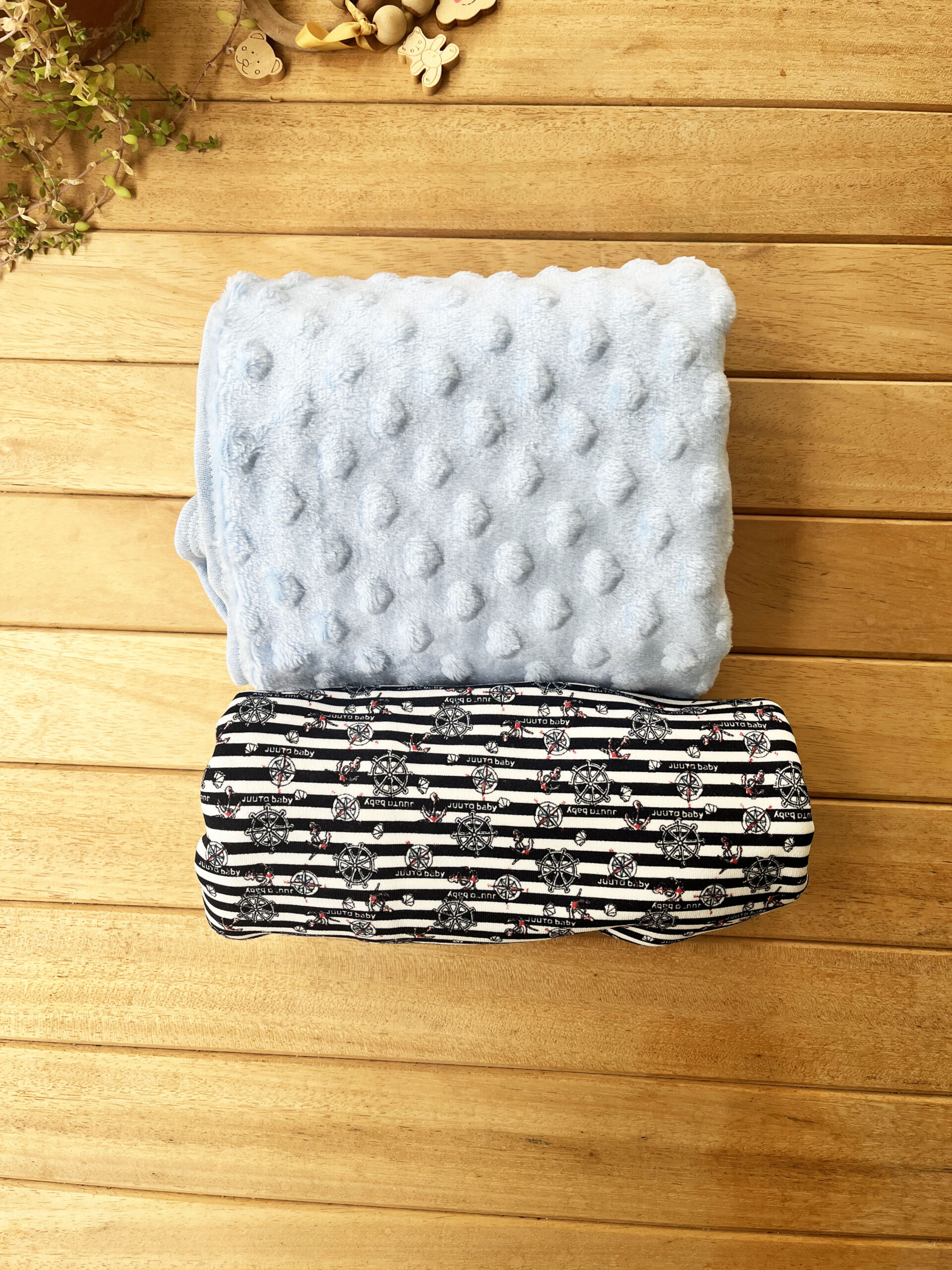 IMG_2192 2'li Denizci Battaniye Set -Mavi(1 Adet Denizci Desenli Penye Battaniye & 1 Adet Mavi Nohut Battaniye) - Görsel 1