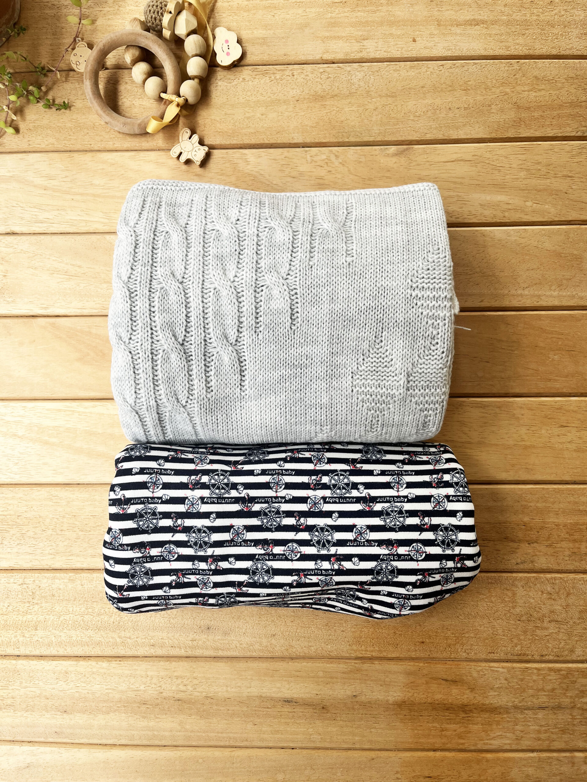 IMG_2194 2'li Denizci Battaniye Set -Gri (1 Adet Denizci Desenli Penye Battaniye & 1 Adet Gri Triko Battaniye) - Görsel 1