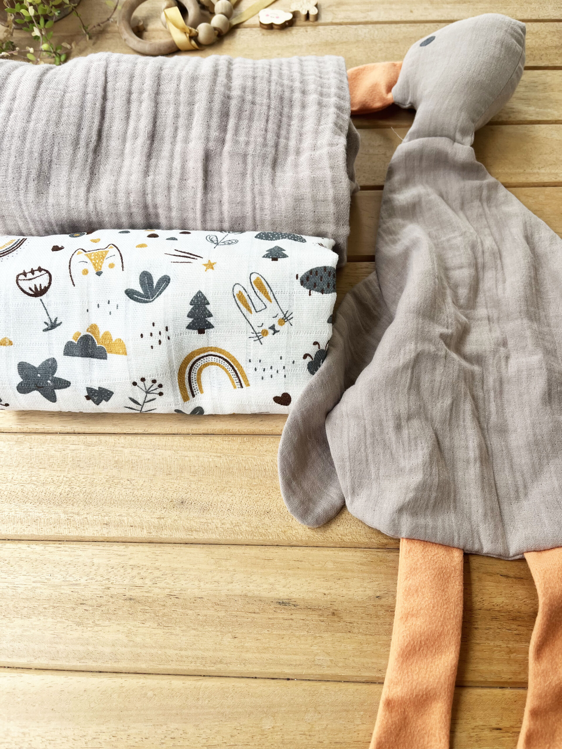 IMG_2206 3'lü Uyku Arkadaslı Gökkuşaklı Müslinli Set -Bej(1 Adet Bej Uyku Arkadaşı & 1 Adet Tek Katlı Bej Müslin &Tek Katlı Gökkuşağı Müslin ) - Görsel 1