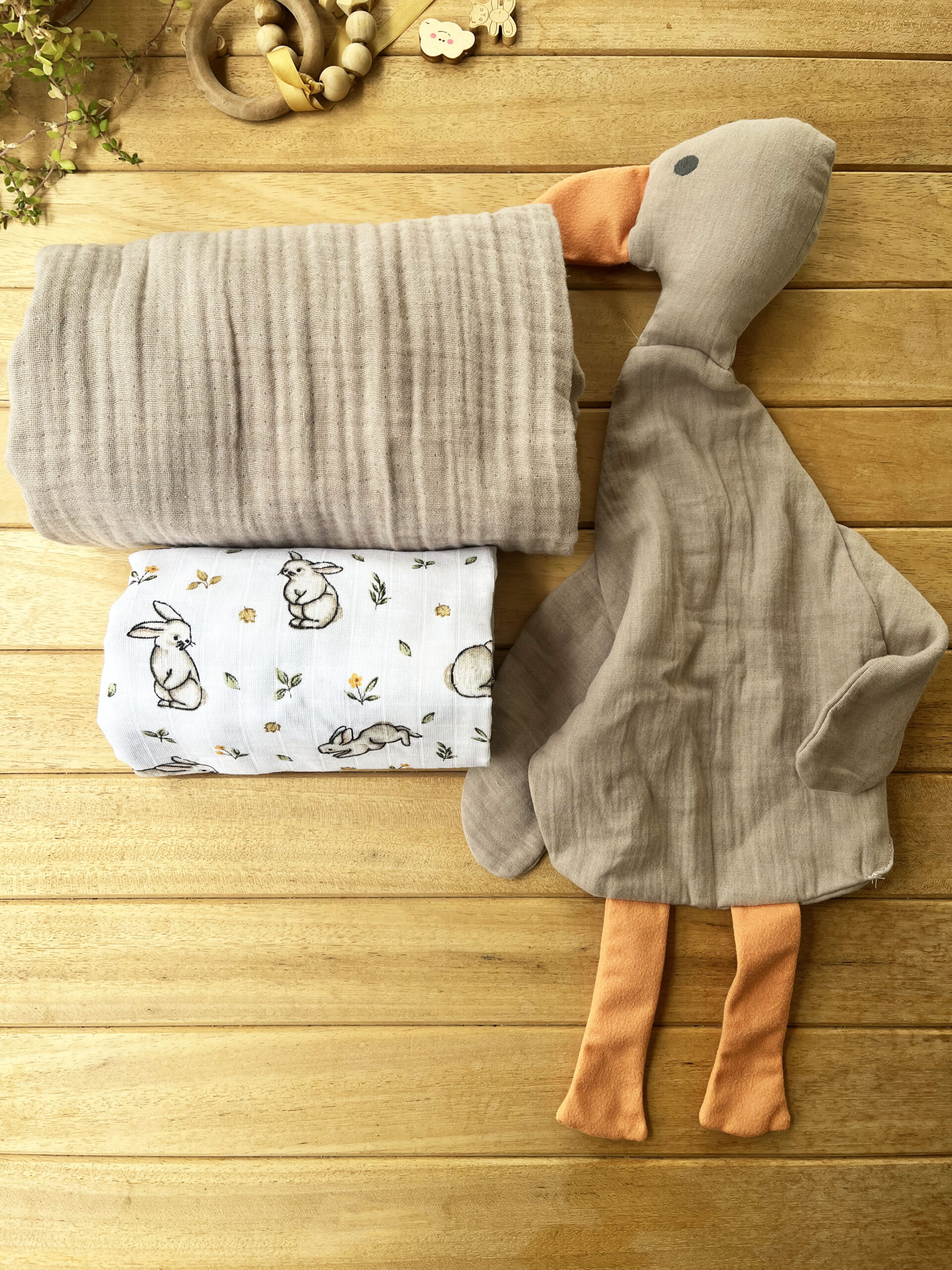 IMG_2207 3'lü Uyku Arkadaslı Tavşan Müslinli Set -Bej(1 Adet Bej Uyku Arkadaşı & 1 Adet Tek Katlı Bej Müslin &Tek Katlı Tavşan Müslin ) - Görsel 1