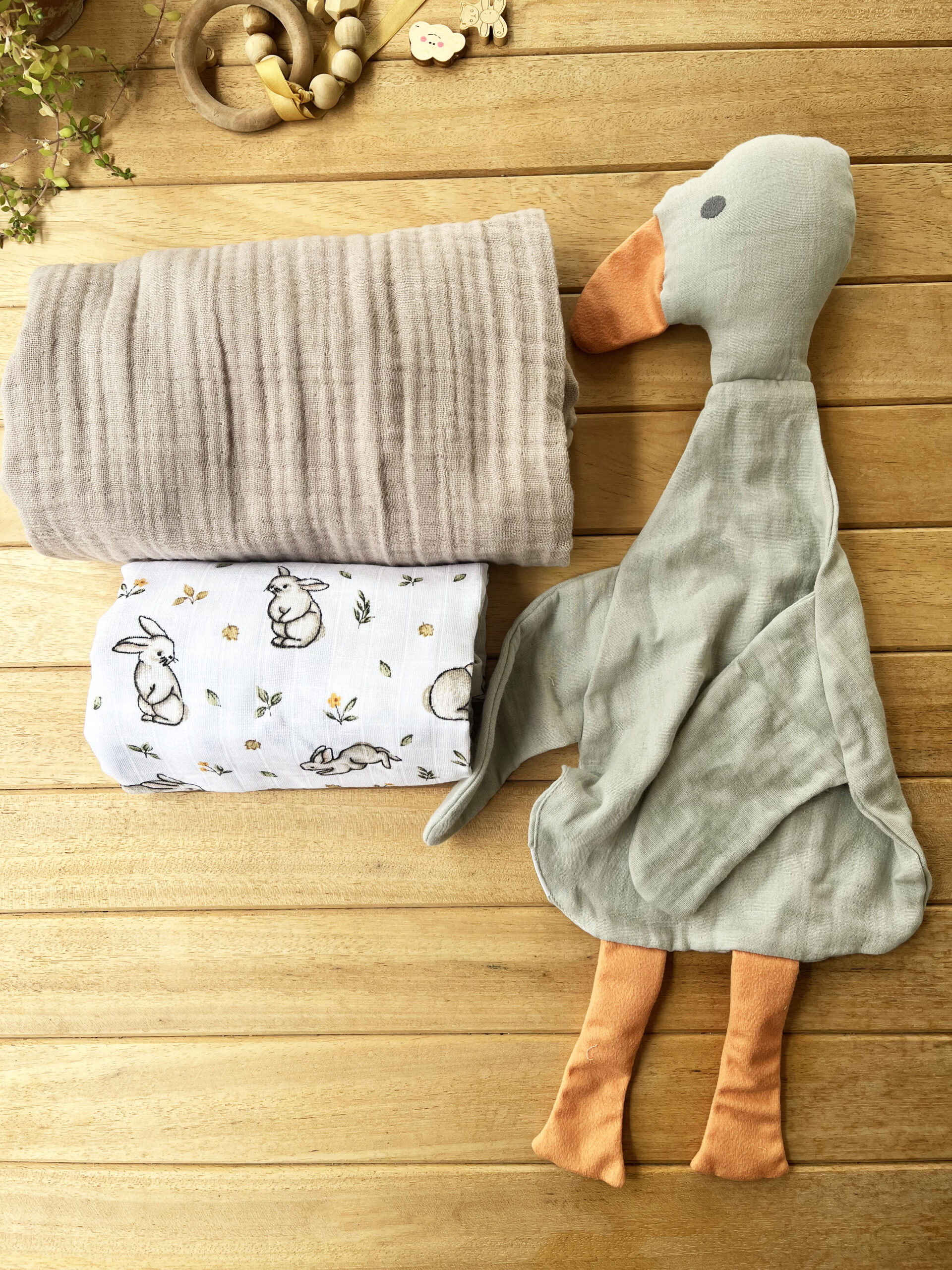 IMG_2209 3'lü Uyku Arkadaslı Tavşan Müslinli Set -Yeşil(1 Adet Yeşil Uyku Arkadaşı & 1 Adet Tek Katlı Bej Müslin &Tek Katlı Tavşan Müslin ) - Görsel 1