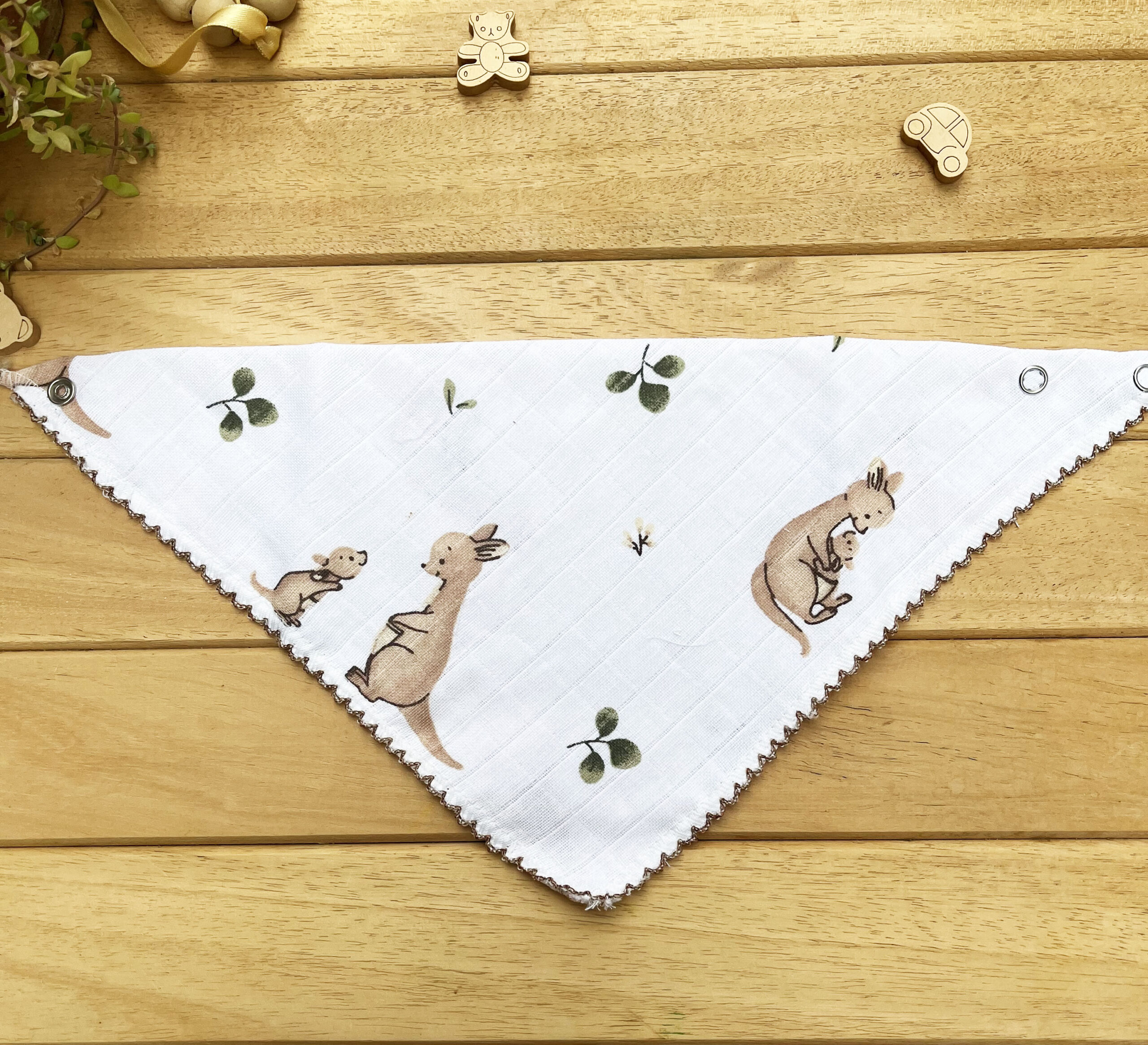 MK1T786Ç4899_4 Kanguru Desenli Müslin Flar Önlük - Görsel 1