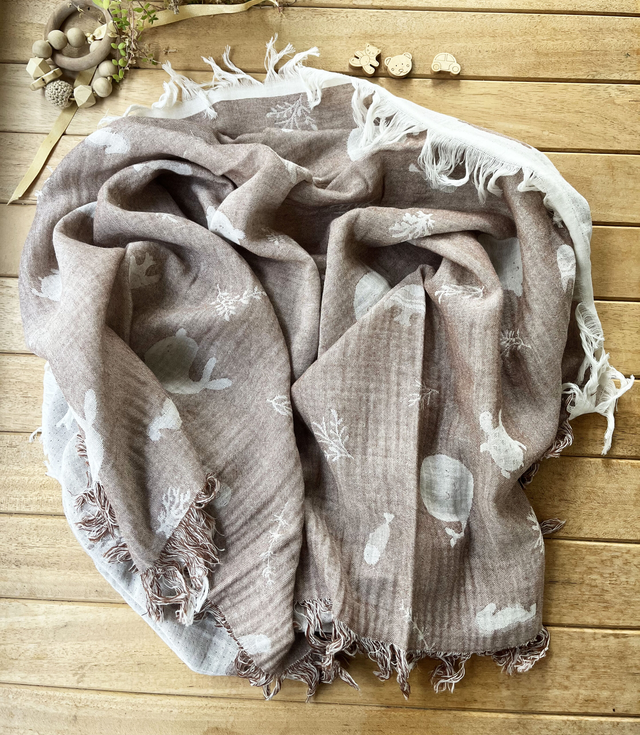 IMG_2565 105x120 Büyük Boy Deniz Altı Hayvanları %100 Pamuk Çift Katlı Jakarlı Müslin – Kahve - Görsel 1