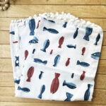 Ön Tarafı Müslin Arka Tarafı Vafıl Kumaş Kenarları Ponponlu Balık Desenli Çift Katlı Battaniye