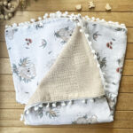 Ön Tarafı Müslin Arka Tarafı Vafıl Kumaş Kenarları Ponponlu Koala Desenli Çift Katlı Battaniye