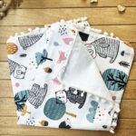 Ön Tarafı Müslin Arka Tarafı Vafıl Kumaş Kenarları Ponponlu Ayıcık Desenli Çift Katlı Battaniye