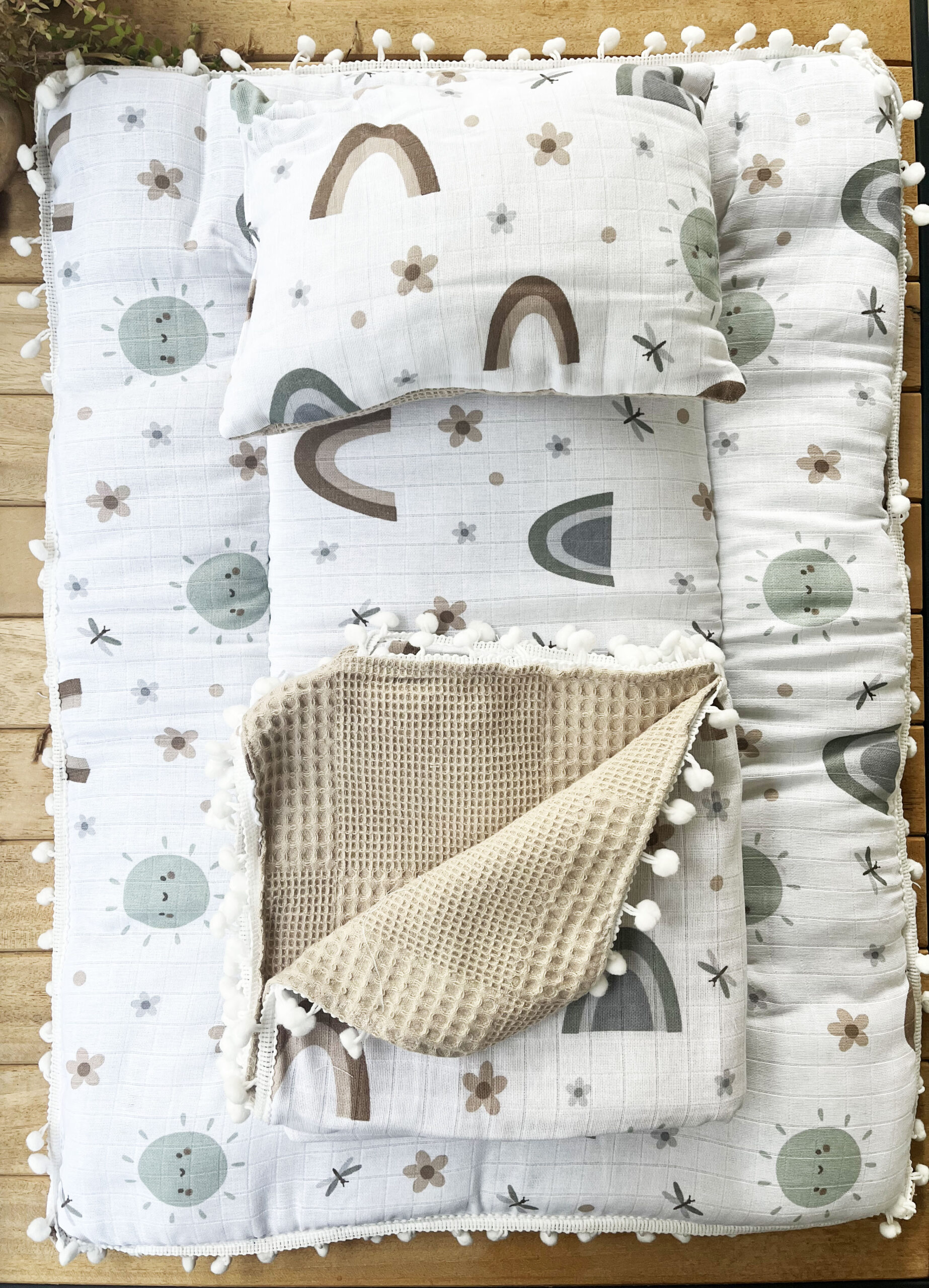 IMG_2620 Gökkuşağı Desenli Çift Katlı Müslin ve Waffle Kumaş Alt Açma , Yastık ve Battaniye 3’lü Set 40×70 Tek Ebat - Görsel 1