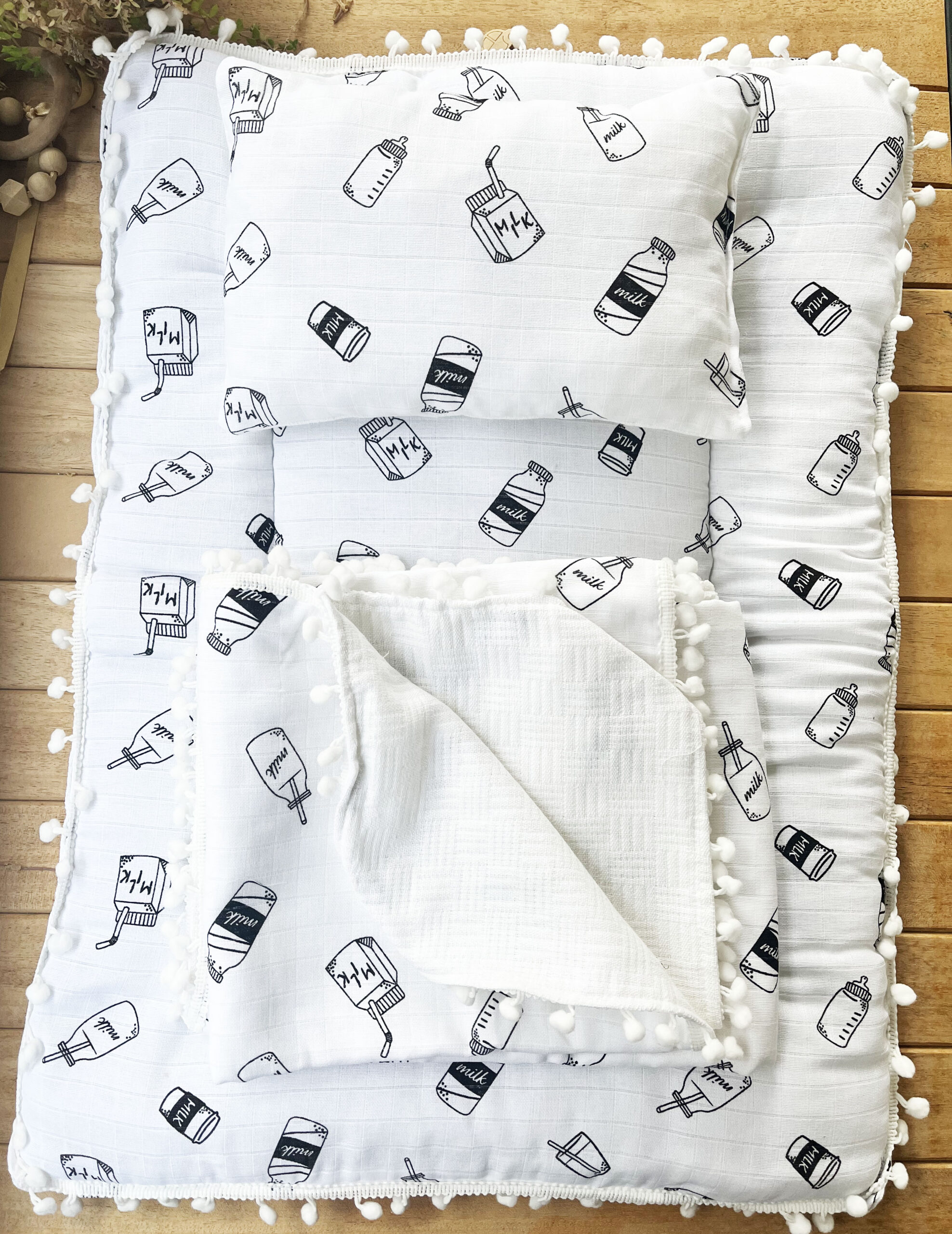 IMG_2633 Milk Desenli Çift Katlı Müslin ve Waffle Kumaş Alt Açma , Yastık ve Battaniye 3’lü Set 40×70 Tek Ebat - Görsel 1