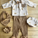 Ayıcık Desenli Papyonlu Erkek Bebek 5’li Hastane Çıkışı Seti – %100 Pamuk, Yumuşak & Rahat