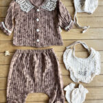 %100 Pamuk Dantelli Çiçek Desenli Kız Bebek 5’li Hastane Çıkışı Seti – Muslin Kumaş, Doğal Şıklık-Kahve Rengi