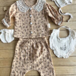 %100 Pamuk Dantelli Çiçek Desenli Kız Bebek 5’li Hastane Çıkışı Seti – Muslin Kumaş, Doğal Şıklık-Badem Rengi