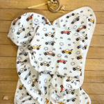 Seçkin Antialerjik Çift Katlı Penye – Renkli Arabalar Desenli | 1-12 Ay Erkek Bebek Battaniyesi