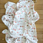 Seçkin Antialerjik Çift Katlı Penye – Renkli Kalp & Kuş Desenli | 1-12 Ay Kız Bebek Battaniyesi