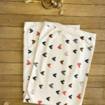 Organik Pamuk Kalp Desenli Bebek Battaniye – Yumuşacık & Güvenli 🌿💖