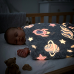 🚀 Karanlıkta Parlayan Uzay Desenli Erkek Bebek Battaniye 90x110 cm – Neon Fosforlu